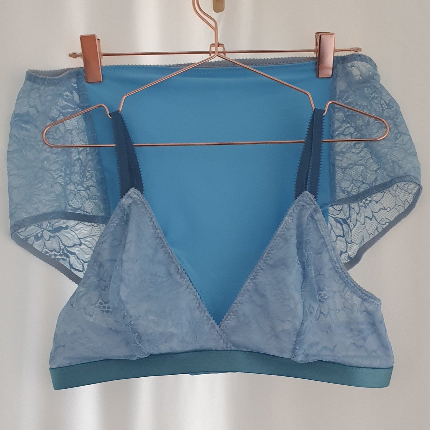 Elena hoge slip