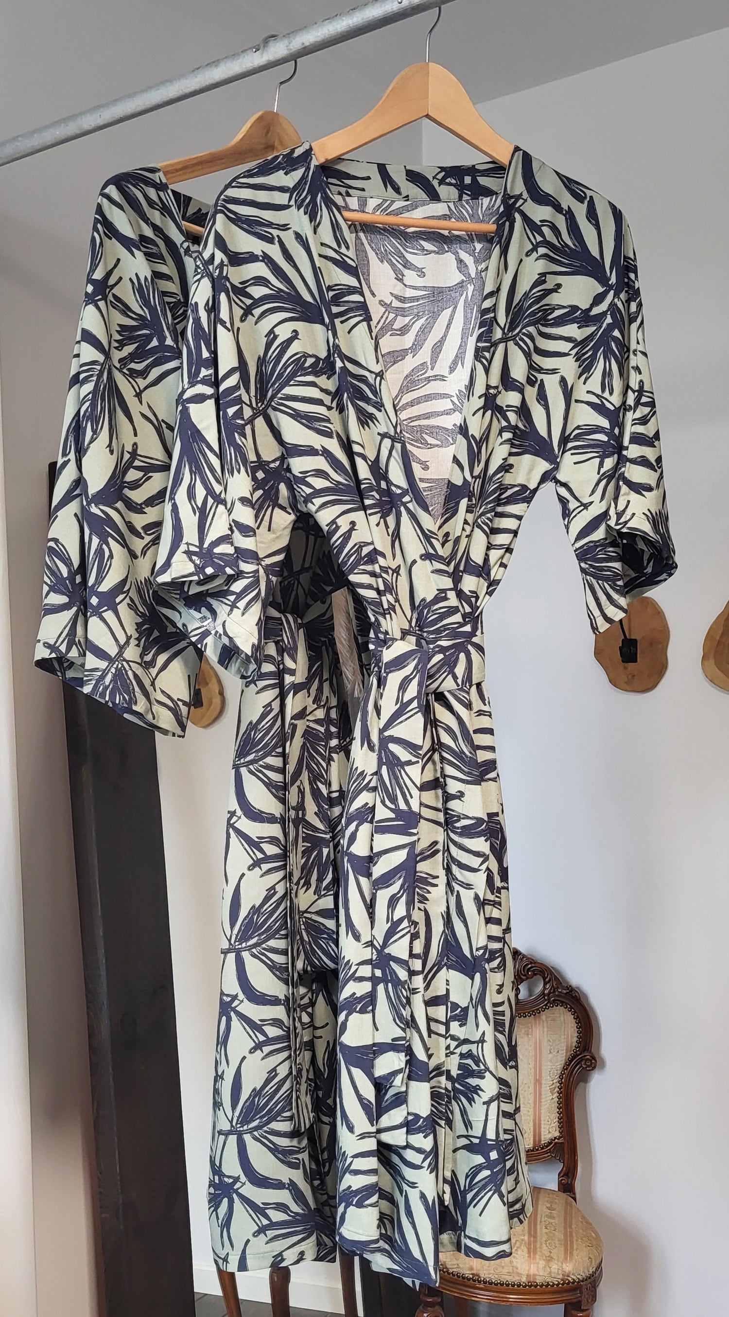 Viscose
Viscose is zacht en soepel, maar kwetsbaar wanneer nat. Was viscose het beste met de hand in lauw water of wasmachine 30° fijne was met een mild wasmiddel. Knijp voorzichtig uit zonder te wringen en leg plat te drogen, uit direct zonlicht. Vermijd de wasdroger en strijken kan op een lage temperatuur met een doek ertussen.